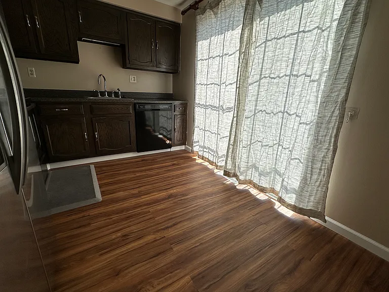 1505 Harewood Sq — Photo 10