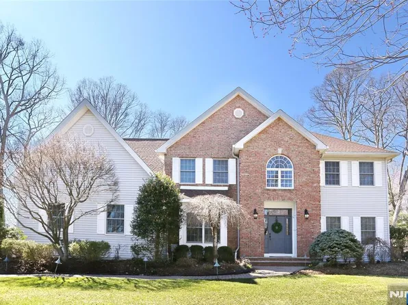 18 Whispering Pines Dr, Mahwah, NJ 07430