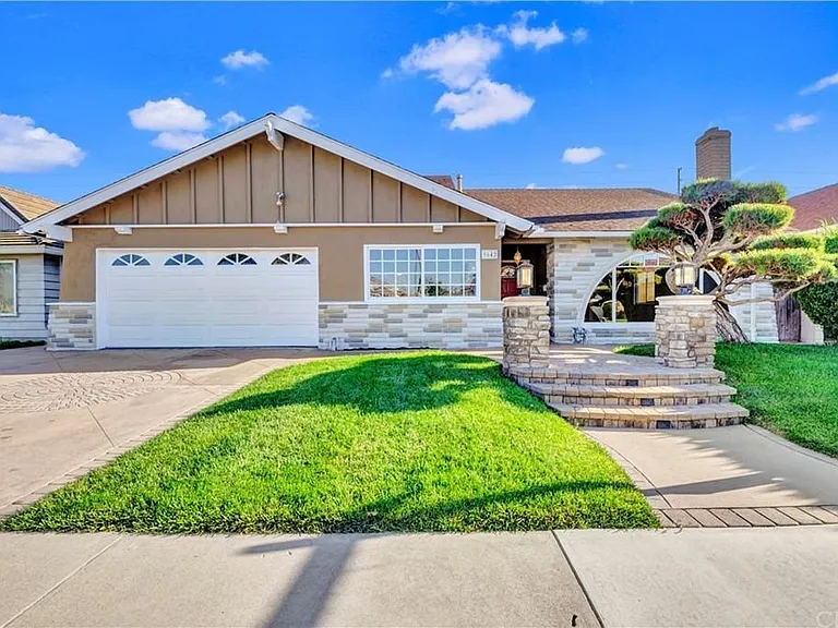 9642 Peppertree Dr — Photo 2