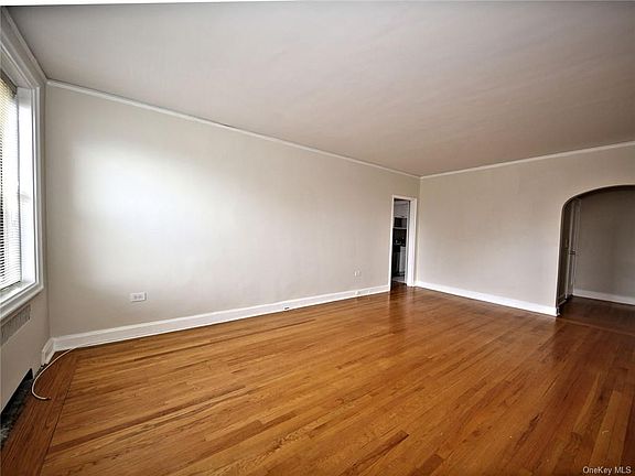 2nd image of 422A Larchmont Acre W #2A