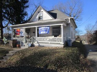911 N 6th St, Atchison, KS 66002