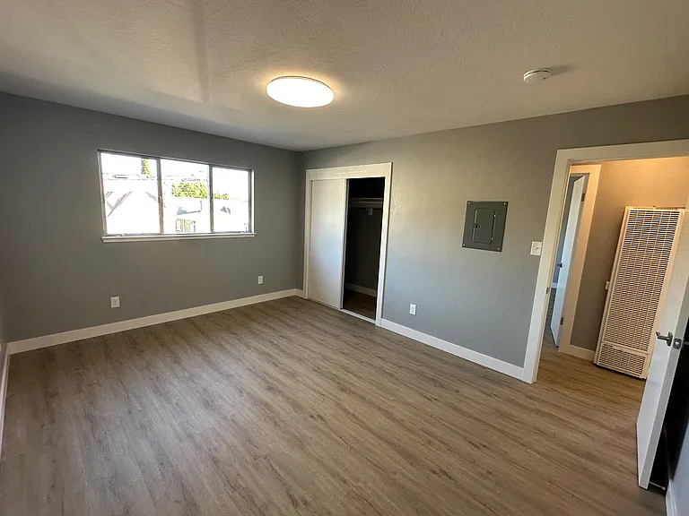 Large bedroom (#1)