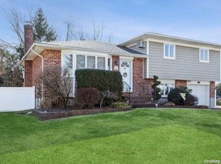 26 Pickwick Dr W, Syosset, NY 11791