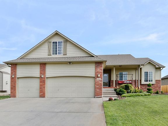2856 sq.ft. 5BR, 3BA, 3CG home on .24 acres within walking distance to a full access, clean lake!  Ready for boating, fishing and swimming!