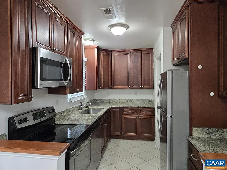 117 Longwood Dr #B — Photo 4