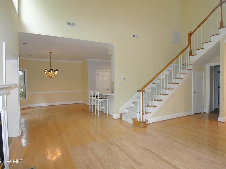 1113 Devonshire Dr — Photo 5