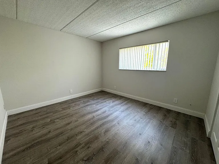 West Palm Lane — Photo 25