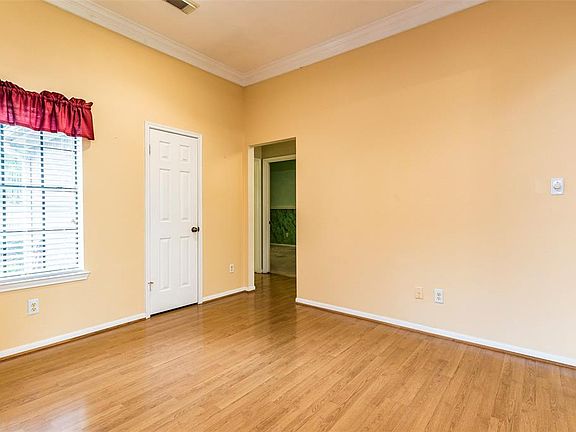 5th image of 2203 Lady Leslie Ln