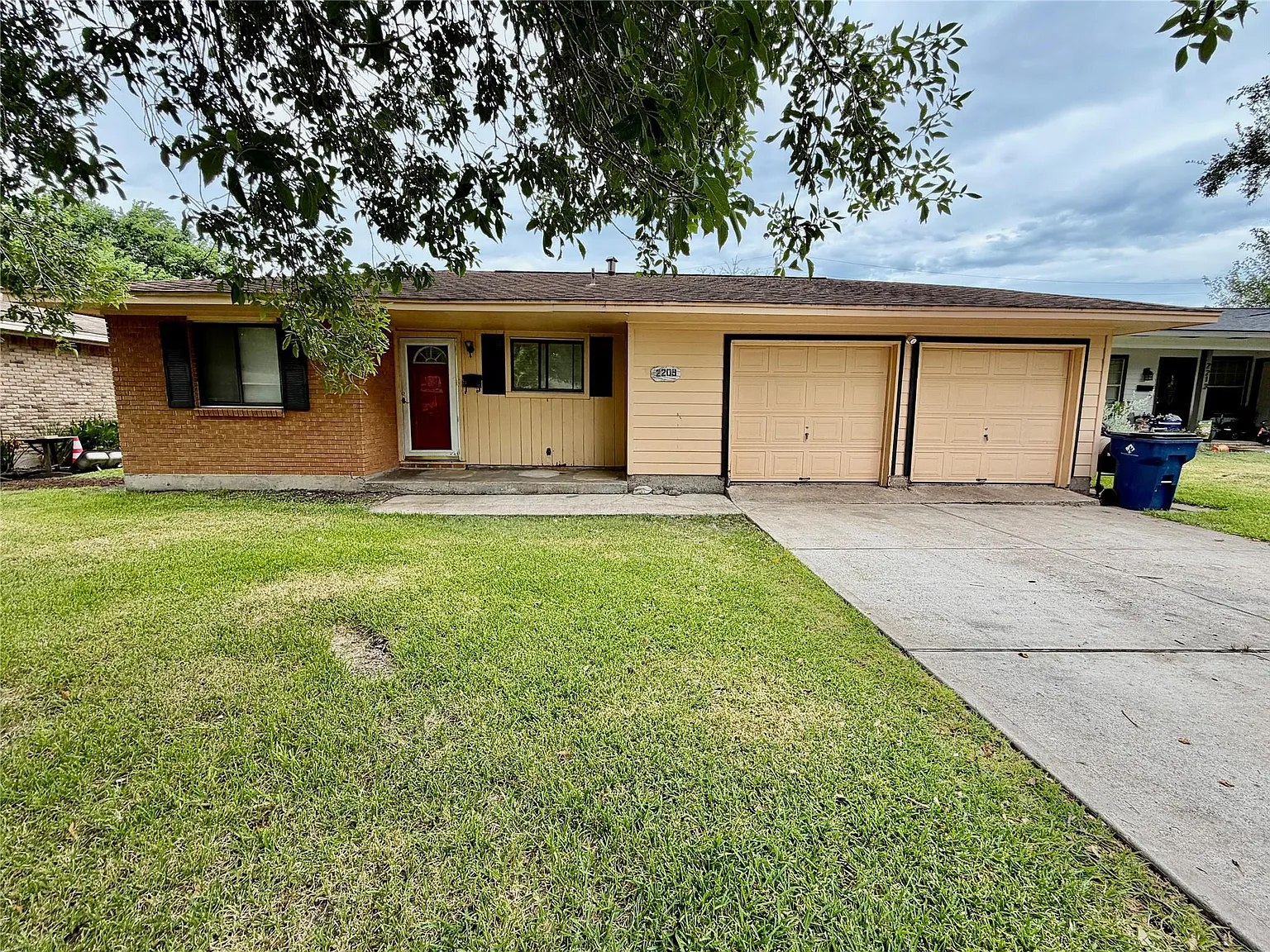 3 bed, 1.0 bath, 1109 sqft, $1,450 — Photo 1