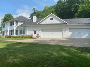 104 Red Apple Dr, La Crescent, MN 55947