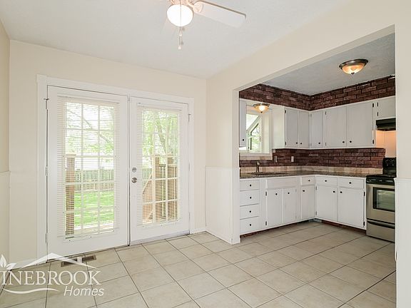 5th image of 1635 Beverly Dr