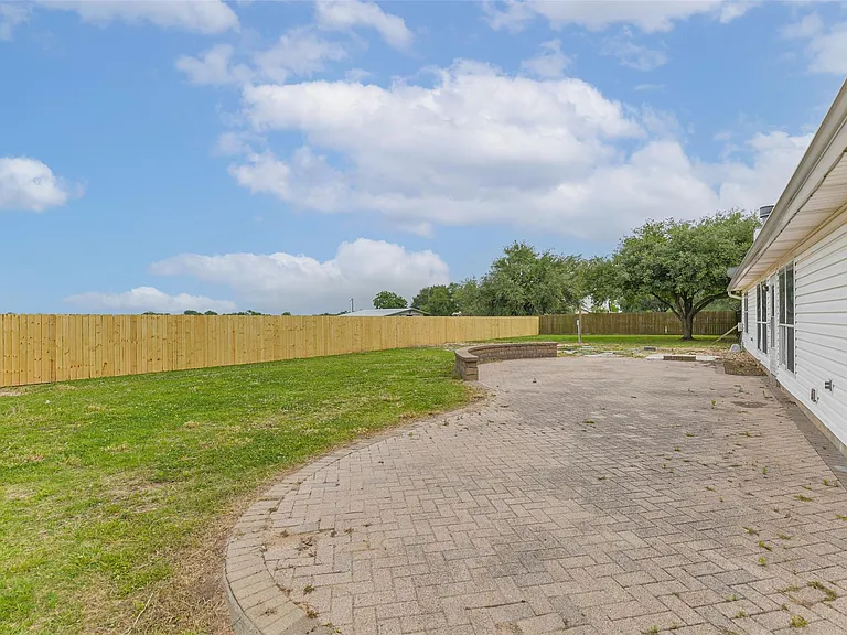 15320 Mound Rd — Photo 2