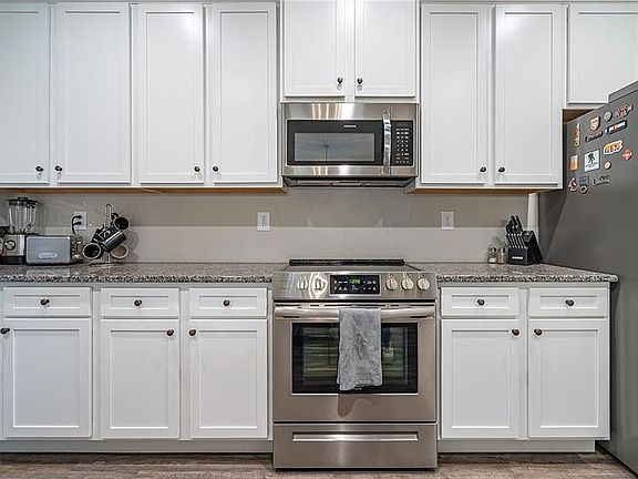 4th image of 81 Roundtree Ct