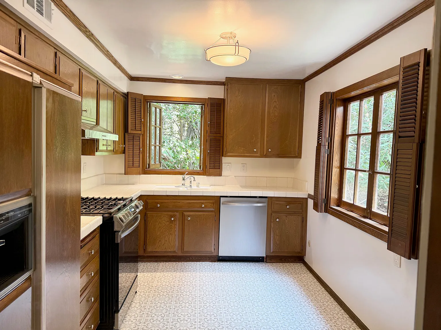 1031 Country Club Dr — Photo 4