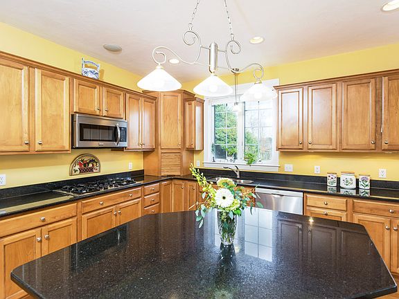 3rd image of 14 Billington Cir