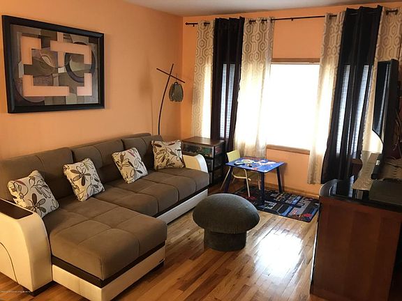 5th image of 366 Dongan Hills Ave