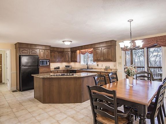 5th image of 109 Blueberry Hill Ln