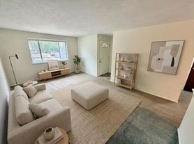 1079-1083 Winona Drive, 1083
