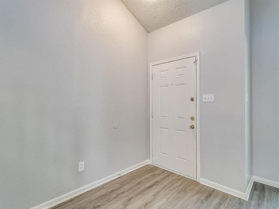 3rd image of 606 Valley Mills Dr