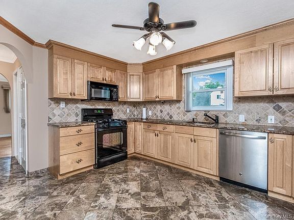4th image of 90 Remsen Circle