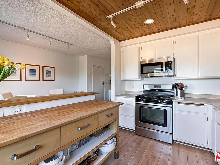 5805 Whitsett Ave #206 — Photo 9
