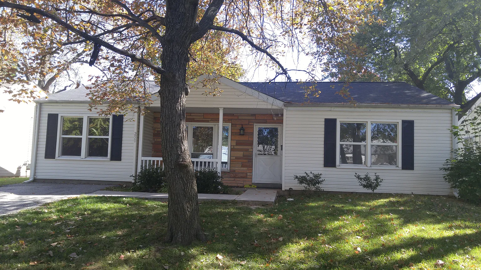 250 Brackleigh Ln photo 1