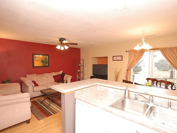 5th image of 622 Enterprise Dr #D