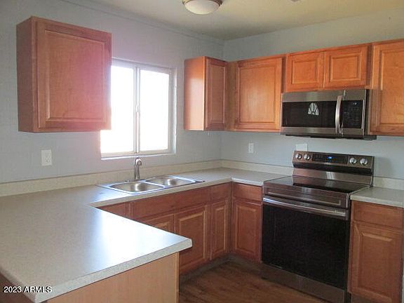 3rd image of 546 E HILTON Avenue