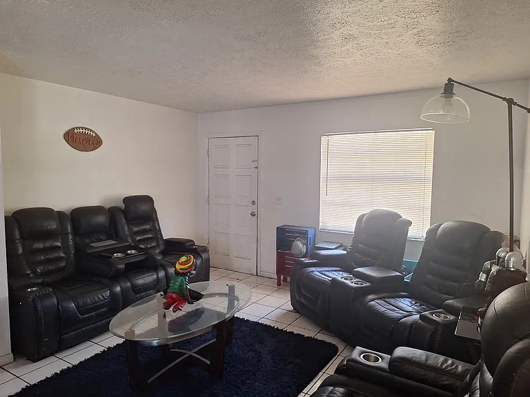 1206 E Seneca Ave — Photo 2