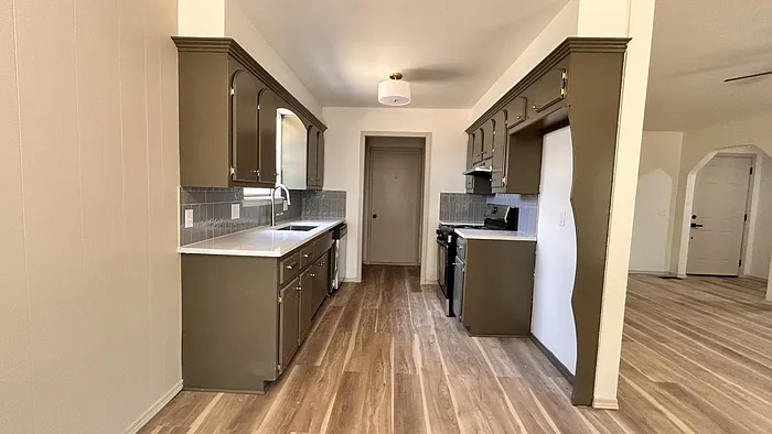 726 Garden Grv — Photo 4