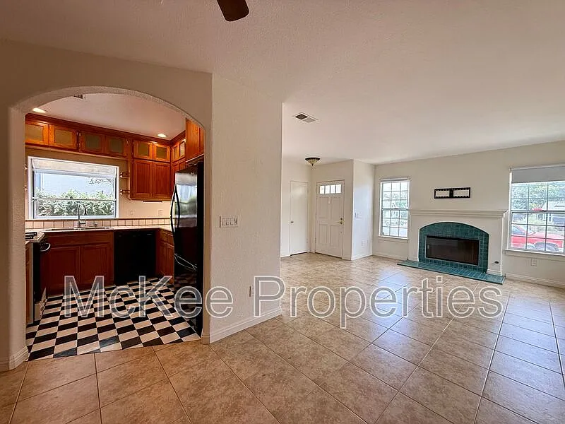 2 bed, 2.5 bath, 1401 sqft, $3,600 — Photo 2