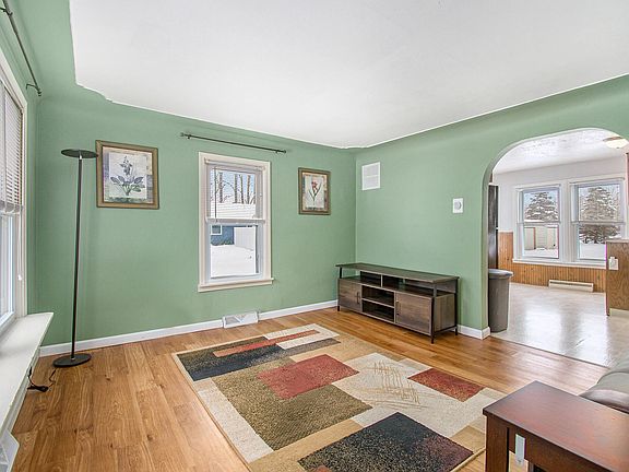 4th image of 222 Charles St