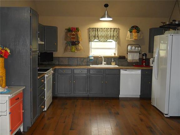 4th image of 212 Parkway