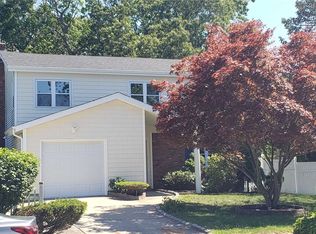 2 Maison Dr, Holbrook, NY 11741