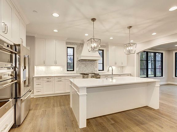 Double ovens, custom hood, no compromises