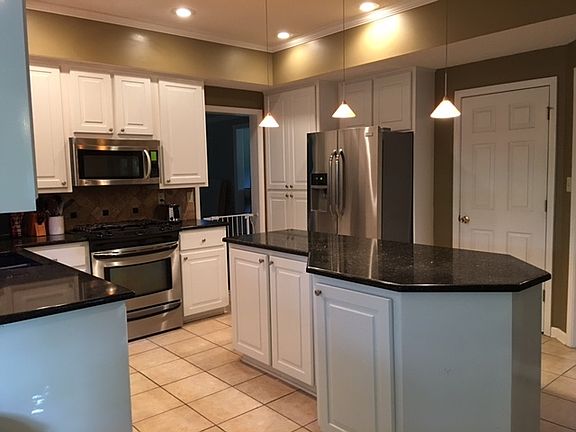 4th image of 824 Maplewood Dr