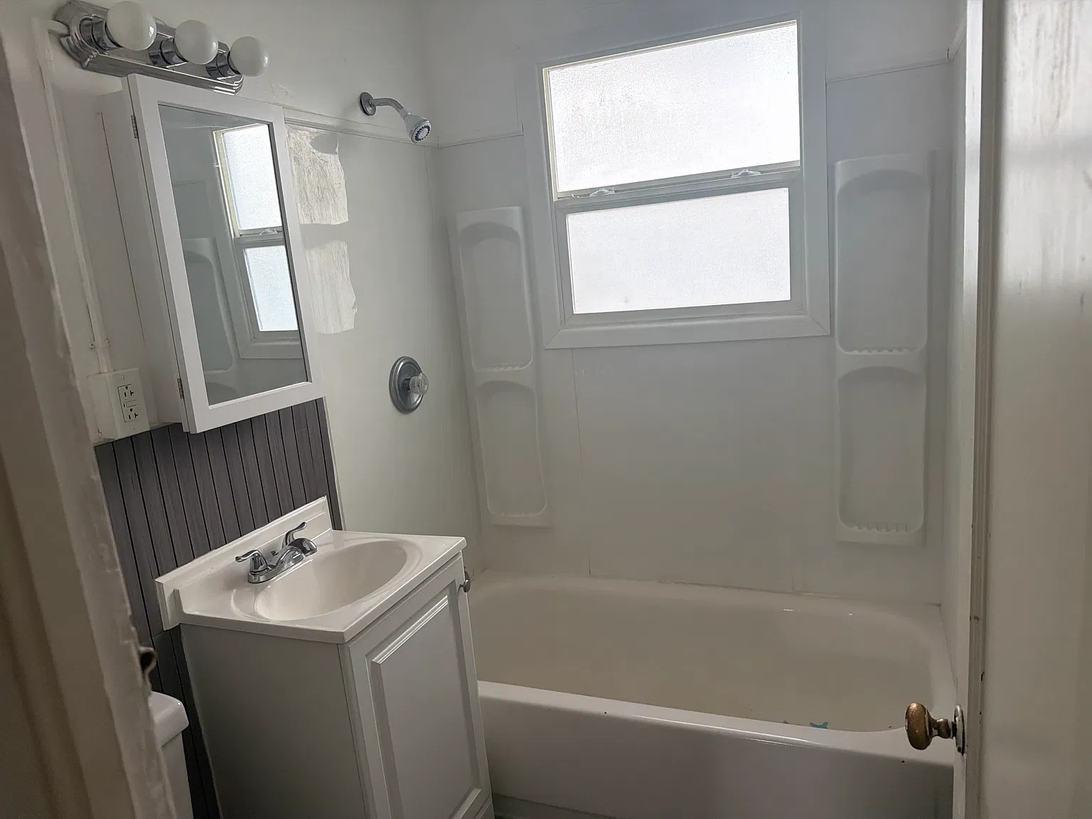 1 bed, 1050 sqft, $950 — Photo 2