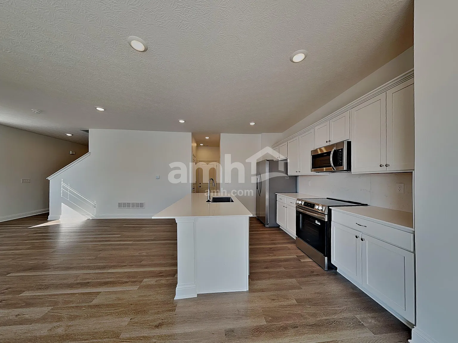 4 bed, 2.5 bath, 1977 sqft, $2,600 — Photo 3