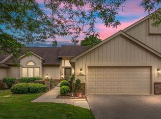 37948 N Laurel Park Dr, Livonia, MI