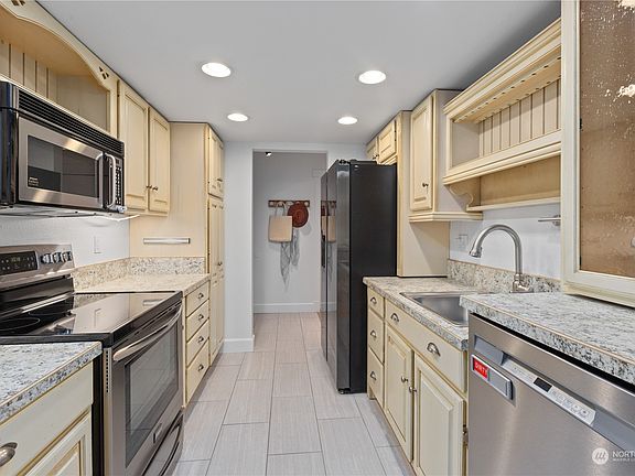 4th image of 10522 NE 32nd Place #J101