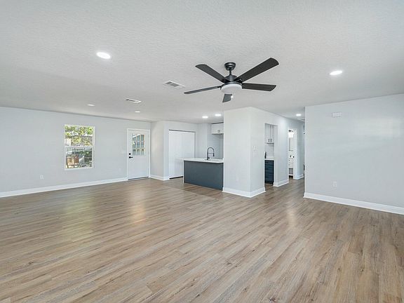 4th image of 209 22nd St