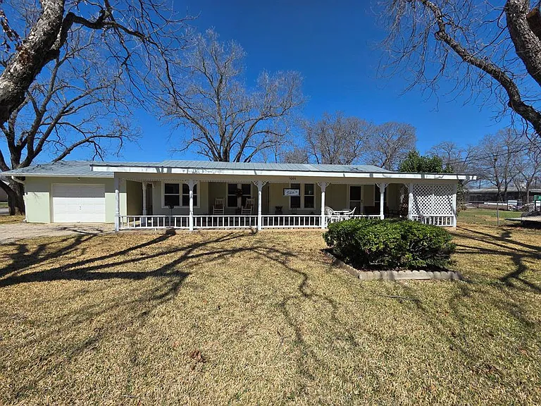 1006 E Highway St — Photo 1