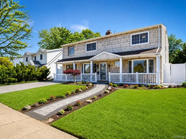 25 Cobalt Lane, Westbury, NY 11590