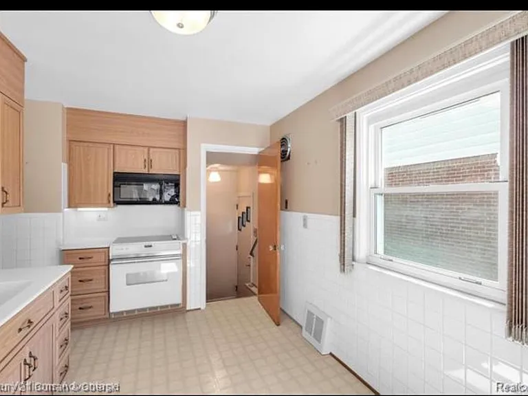 18535 Audette St — Photo 7