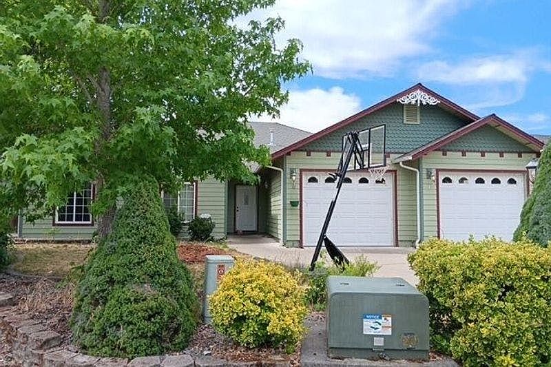 1st image of 109 SW Lowe Ct