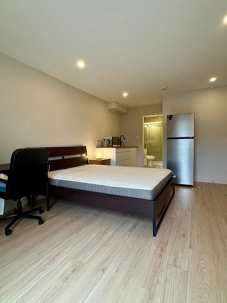 Studio, 300 sqft, $1,300 — Photo 3