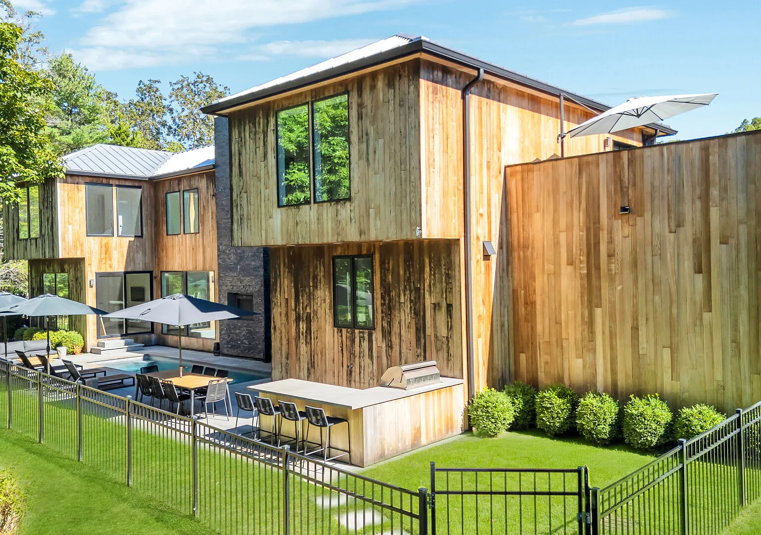 Modern Southampton Estate with Pool & Indoor-Outdoor Living — Photo 4