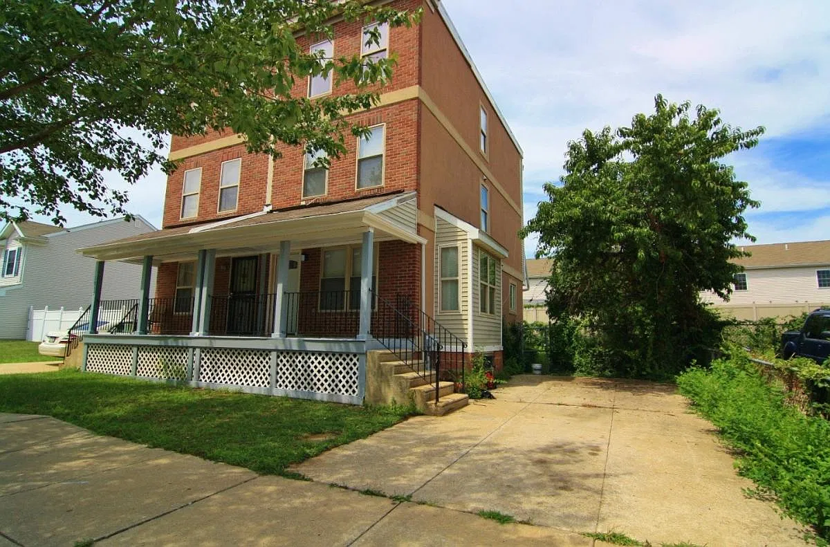 4 bed, $2,500 — Photo 1