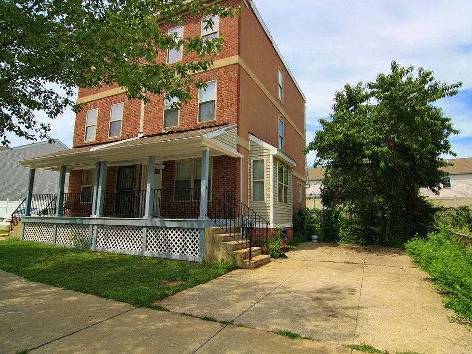 1917 W Master St