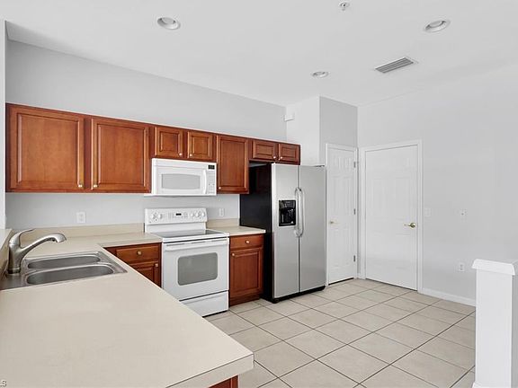 4th image of 937 Hampton CIR #108